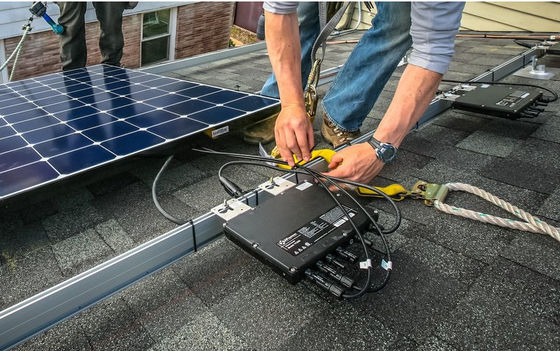 600W 2000W Micro Inverter Solar Classe I Para Centrais Elétricas de Balcão com preto e branco